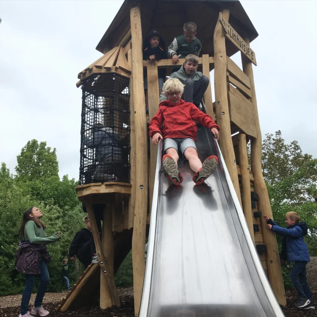 Wat is het leuk om na een lange vakantie weer samen naar school te gaan. Zeker nu we een prachtige nieuwe speeltoren hebben met uitzicht over ons hele natuurspeeltuin!@uniek_speelprojecten#harkstede #meerstad #noorderbasis