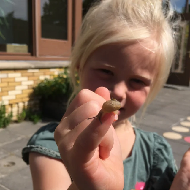 Het schooljaar is begonnen! We genieten deze dagen van elkaar weer zien, het mooie weer en van de natuur! 🐌#harkstede #meerstad #noorderbasis