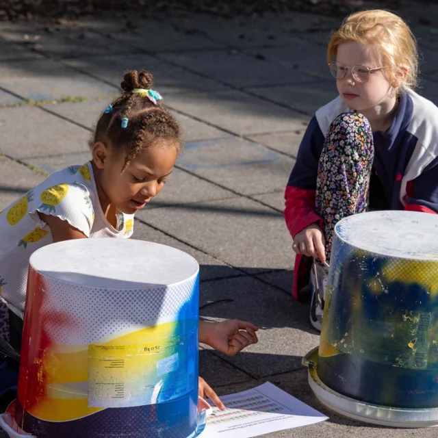 Afgelopen vrijdag organiseerden we samen met de kinderopvang en het Driespan muziekworkshops voor alle kinderen die leren of spelen op de Borgstee. Dat was een mooie aftrap van het dorpenfeest! Ook de wethouder en de pers kwamen even kijken. #harkstede #meerstad #noorderbasis