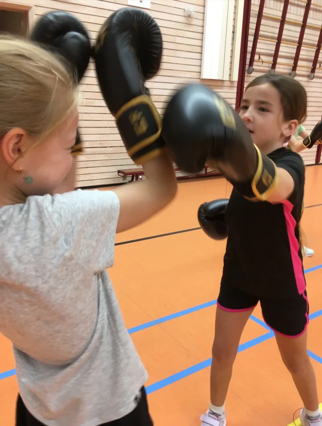 Deze week gingen we tijdens de gymles kickboksen. Dat was niet alleen een les in goed stoten, maar ook in stevig staan en een stapje terug doen als je hoog in je emotie zit. Zo werkten we tegelijk aan de lichamelijke en emotionele ontwikkeling.#harkstede #meerstad #noorderbasis