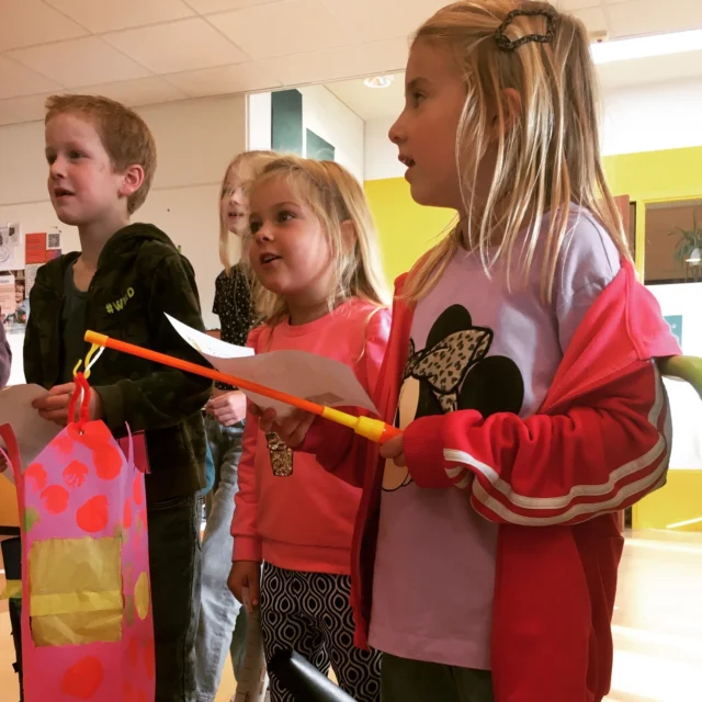 Vanmiddag oefenden we voor Sint Maarten! Als alle 'adressen' van groep 7/8 waren bezocht kon de volle stickerkaart worden ingeruild voor een heerlijk zakje snoep. Vanavond delen we licht en gezelligheid in de plaatsen waar we wonen!🍬🍭 #sintmaarten #noorderbasis #harkstede #meerstad